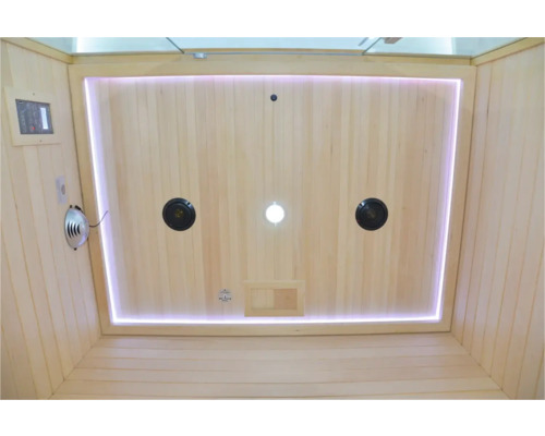 Interiér sauny s dreveným obkladom, osvetlením a reproduktormi