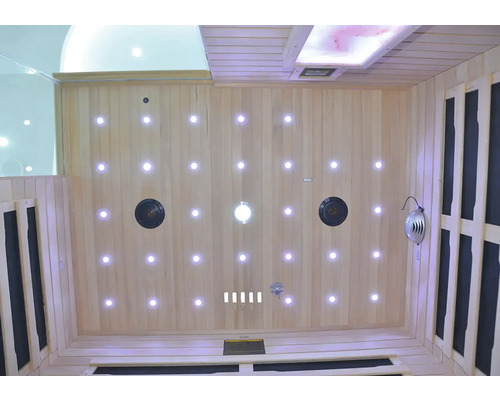 Interiér sauny s dreveným obkladom, osvetlením a ventilačným systémom