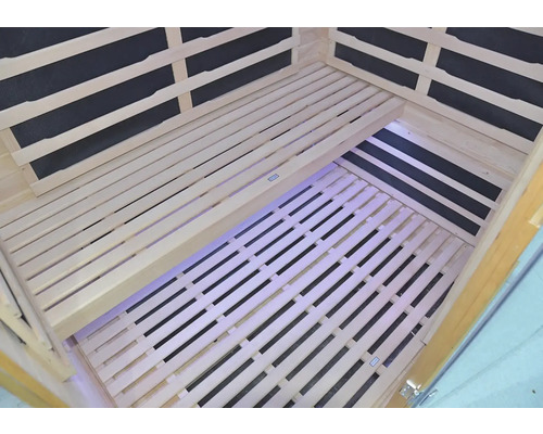 Interiér sauny s drevenými ležadlami