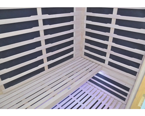 Vnútorný pohľad na saunu s dreveným obkladom