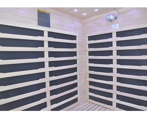 Vnútorný pohľad na saunu s dreveným obkladom a infračervenými žiaričmi