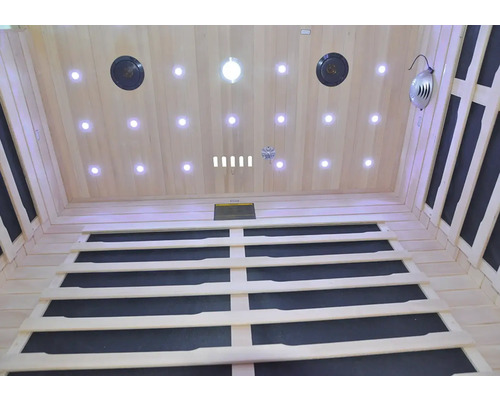 Interiér sauny s dreveným obkladom, osvetlením a reproduktormi