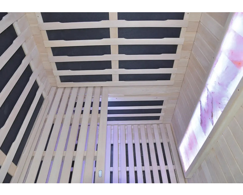 Vnútorný pohľad na saunu s drevenými stenami a stropným kúrením