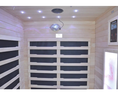 Interiér sauny s dreveným obkladom, vykurovacími panelmi a stropným osvetlením