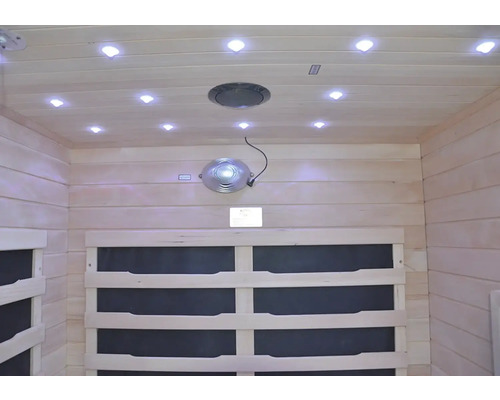 Interiér sauny so stropnými svetlami, reproduktorom a infračervenými žiaričmi