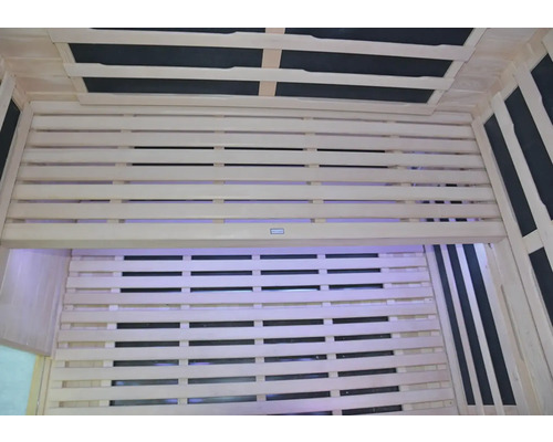 Vnútorný pohľad na saunu s dreveným obložením