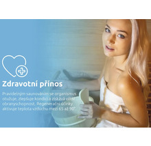 Žena v saune s dreveným vedrom a naberačkou, text o zdravotných výhodách