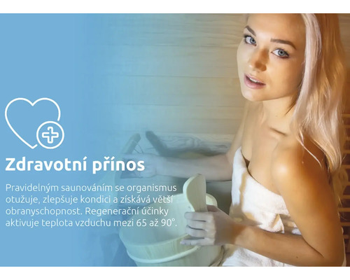 Žena v saune s dreveným vedrom a naberačkou, text o zdravotných výhodách