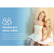 Rodina v saune, zabalená v uterákoch
