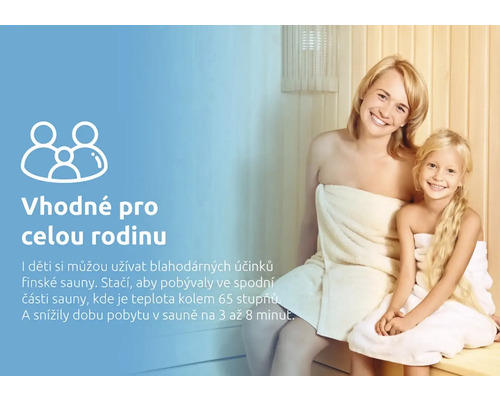 Rodina v saune, zabalená v uterákoch