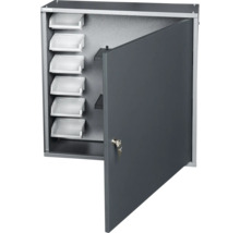 Sivá skrinka na náradie s dvierkami, kľúčom a policami