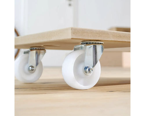 Nábytkové kolieska so štyrmi kolieskami pod drevenou doskou