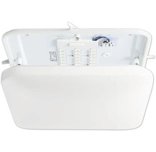 Biele LED svietidlo do vlhkých priestorov v otvorenej polohe.