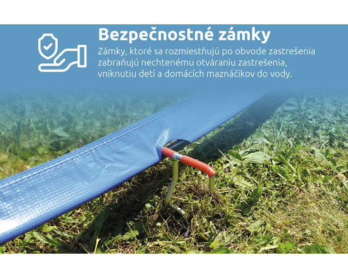 Detailný záber zabezpečenia bazéna s háčikmi na upevnenie do trávnika