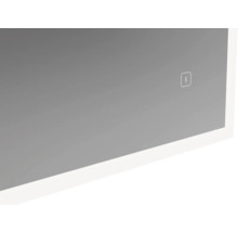 Detailný pohľad na zrkadlo s osvetlením a ovládacím prvkom