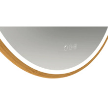 Detailný pohľad na zrkadlo s dreveným rámom a dotykovými tlačidlami na ovládanie