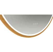 Detailný pohľad na zrkadlo s dreveným rámom a dotykovým senzorom pre osvetlenie kúpeľne