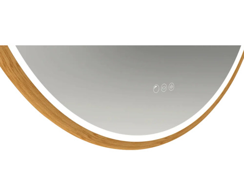 Detailný pohľad na zrkadlo s dreveným rámom a dotykovým senzorom pre osvetlenie kúpeľne