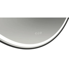 Detailný pohľad na okrúhle zrkadlo so svetlom a ovládacím panelom