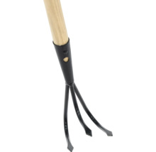 Záhradný kultivátor s drevenou rukoväťou a tromi hrotmi