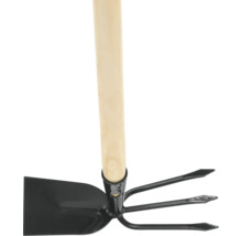 Kombinovaná motyka s drevenou násadou na záhradné práce