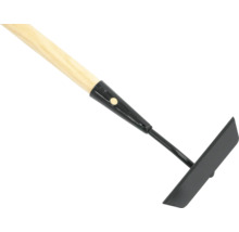 Záhradná motyka s drevenou rukoväťou