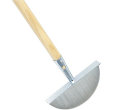 Japonská záhradná motyka s drevenou rukoväťou