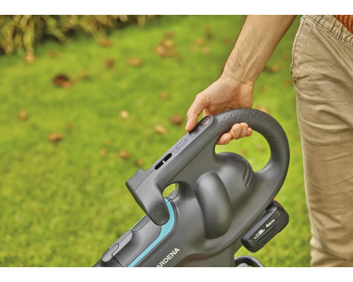 Akumulátorový fúkač lístia v akcii