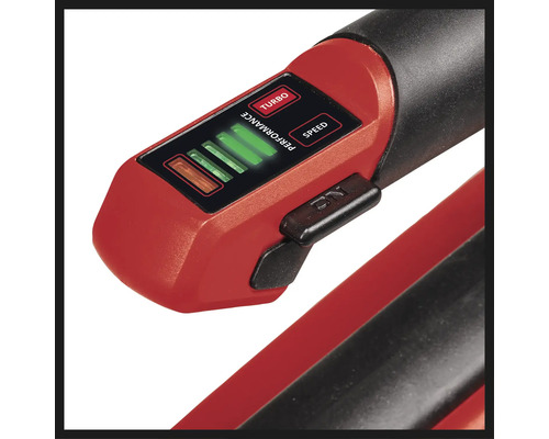 Detailný záber stroja s indikátorom výkonu, tlačidlom turbo a nastavením rýchlosti