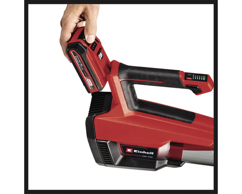 Pohľad zhora na akumulátorový vysávač/fúkač lístia Einhell, kde ruka vkladá batériu.