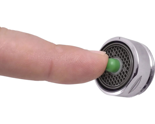 Vložka pre úsporu vody do vodovodnej batérie s prstom na porovnanie
