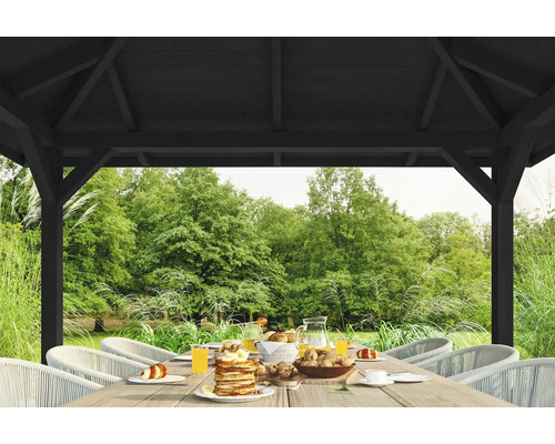 Záhradná scéna pod drevenou pergolou s prestretým stolom a výhľadom do záhrady