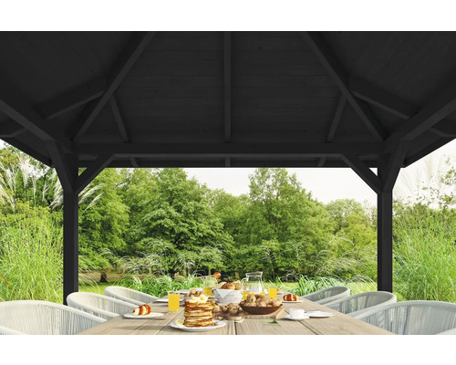 Záhradná scéna s altánkom, jedálenským stolom a stoličkami vonku