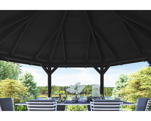 Vnútorný pohľad na záhradný altánok s drevenou strechou a jedálenským stolom