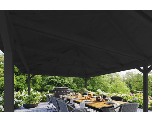 Drevený altánok s jedálenským stolom a grilom v záhrade