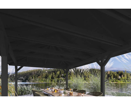 Drevený záhradný pavilón so stolom a stoličkami vonku s výhľadom na jazero