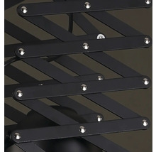 Detailný pohľad na čiernu nožnicovú lampu