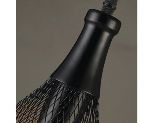 Detailný pohľad na závesné svietidlo so sieťovou štruktúrou