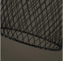 Detailný záber tienidla lampy z čierneho kovového drôtu