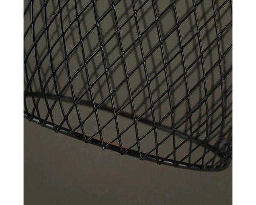 Detailný záber tienidla lampy z čierneho kovového drôtu