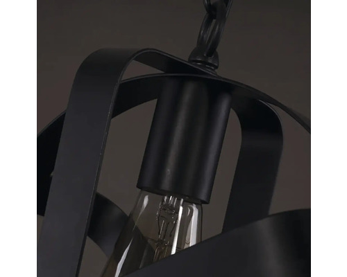 Detailný pohľad na čierne závesné svietidlo s viditeľnou žiarovkou