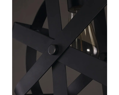 Detailný záber čierneho závesného svietidla s dekoratívnym dizajnom