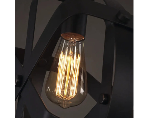 Detailný záber lampy so žiarovkou a kovovým rámom