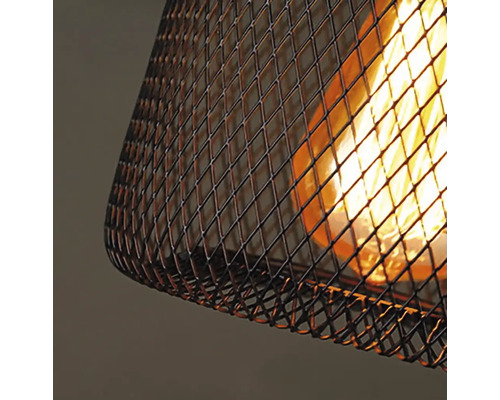 Detail lampy s klietkovým tienidlom a žiarovkou