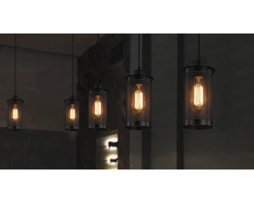 Séria závesných svietidiel v priemyselnom dizajne s viditeľnými žiarovkami