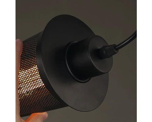 Detailný záber čierneho závesného svietidla s kovovým sitom