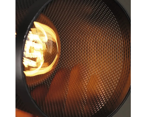 Detail lampy s kovovým sitkom