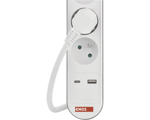 Predlžovací kábel s USB portami a zapojenou zástrčkou