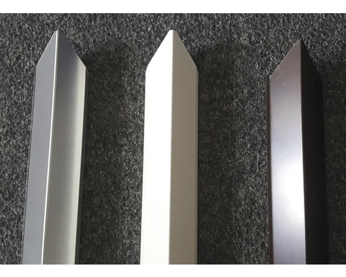 Tri kovové stĺpiky plota v rôznych farbách