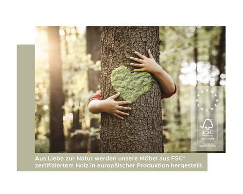 Osoba objíma strom s machovým srdcom a pečaťou FSC pre zodpovedné lesné hospodárstvo